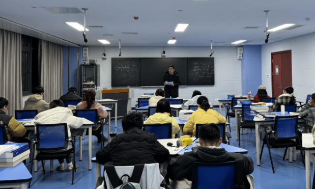 一手抓核心素质既让学生有接受智能时代新科技挑战的才能