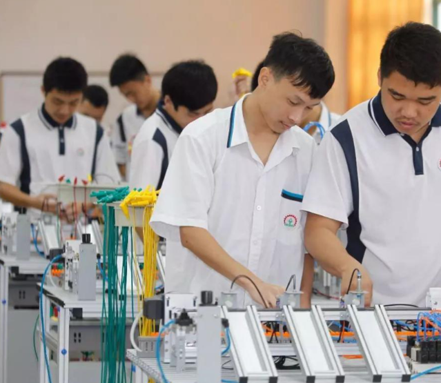 关键技能打破研究成果融入课程教育带着学生到研制一线解说案